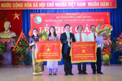 Khoa Lý luận chính trị nhận Cờ thi đua của Bộ Tài nguyên và Môi trường (2016)